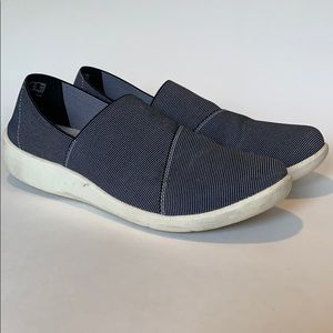Clark’s navy striped cloud steppers slip on sz 8.5